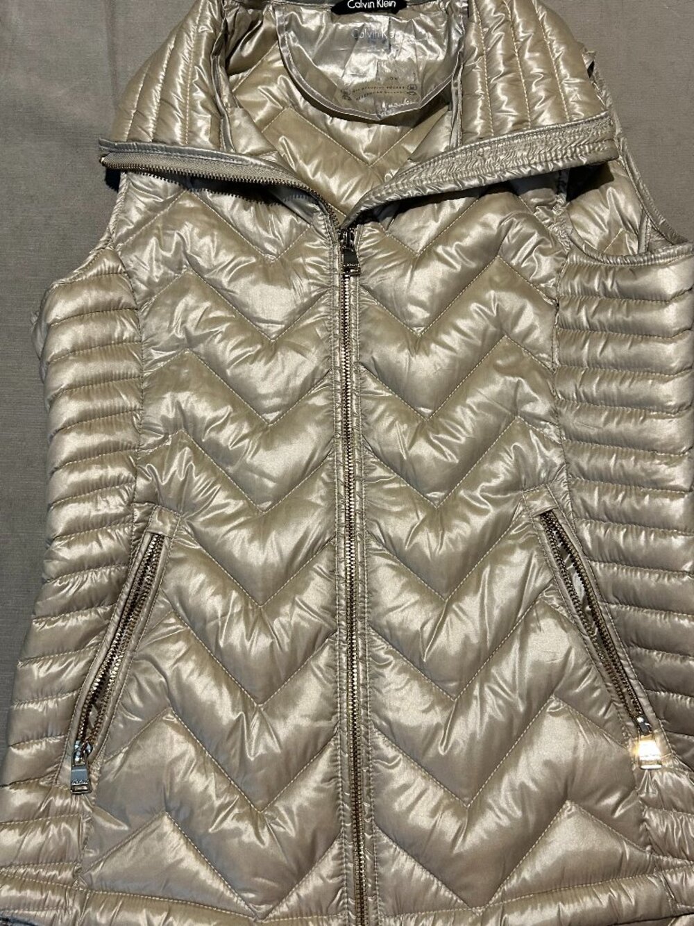 CALVIN KLEIN Metallic Champagne Gold Premium Down Chevron Puffer Vest Size Small